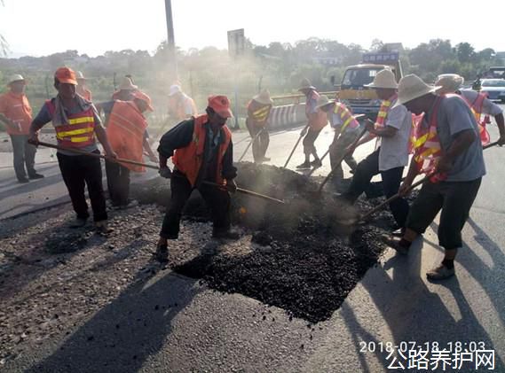 陕西：眉县公路段积极开展雨后路面病害修复工作
